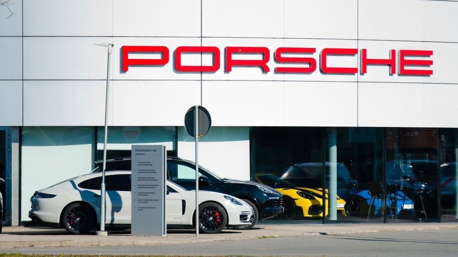 Porsche shutterstock 2618944031