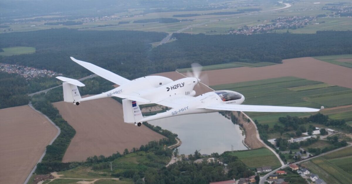 OpenGraph Image for Hydrogen-powered plane completes first piloted journey
