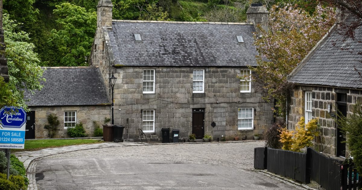 OpenGraph Image for House prices 'to jump by £8,000' under plans to ease mortgage rules