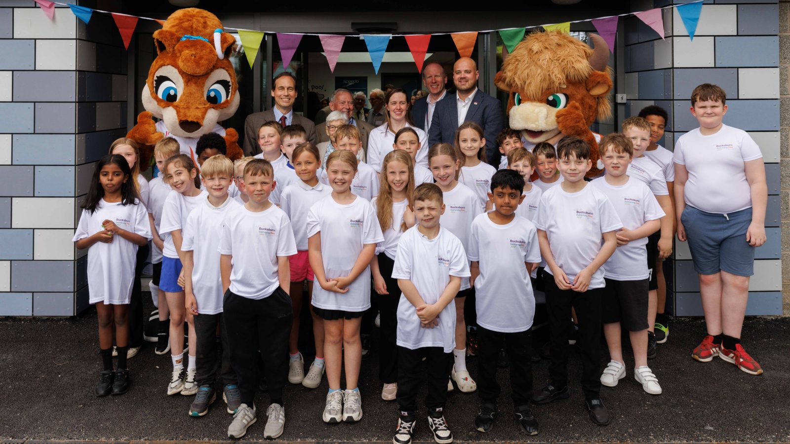 P4 pupils from Brimmond Primary enjoyed an afternoon swim session as part of the official reopening event