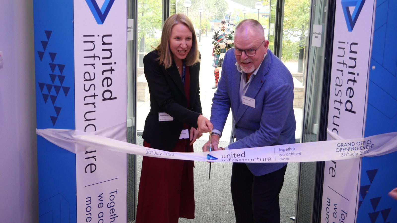 SSEN Transmission Programme Director Sandie Lengden and United Infrastructure CEO and Chairman Neil Armstrong officially open the new Alness office with a ribbon-cutting ceremony.