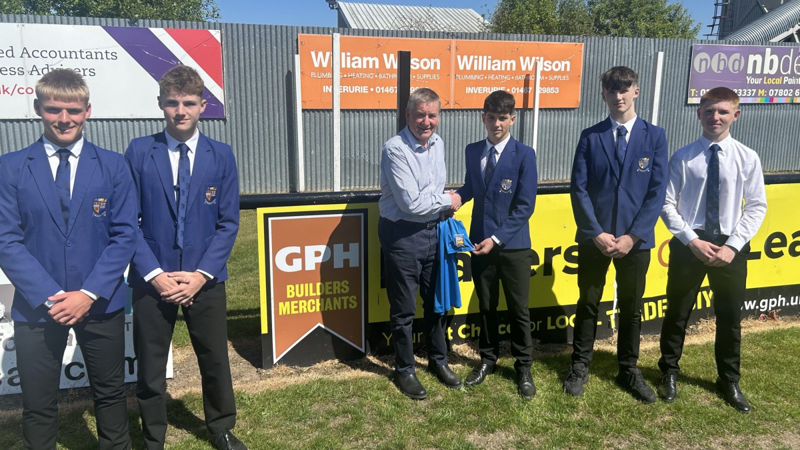 GPH Chairman Mike Macaulay presents branded warm-up tops to Inverurie Academy pupils ahead of the Scottish Schools U16 Final at Falkirk Stadium.