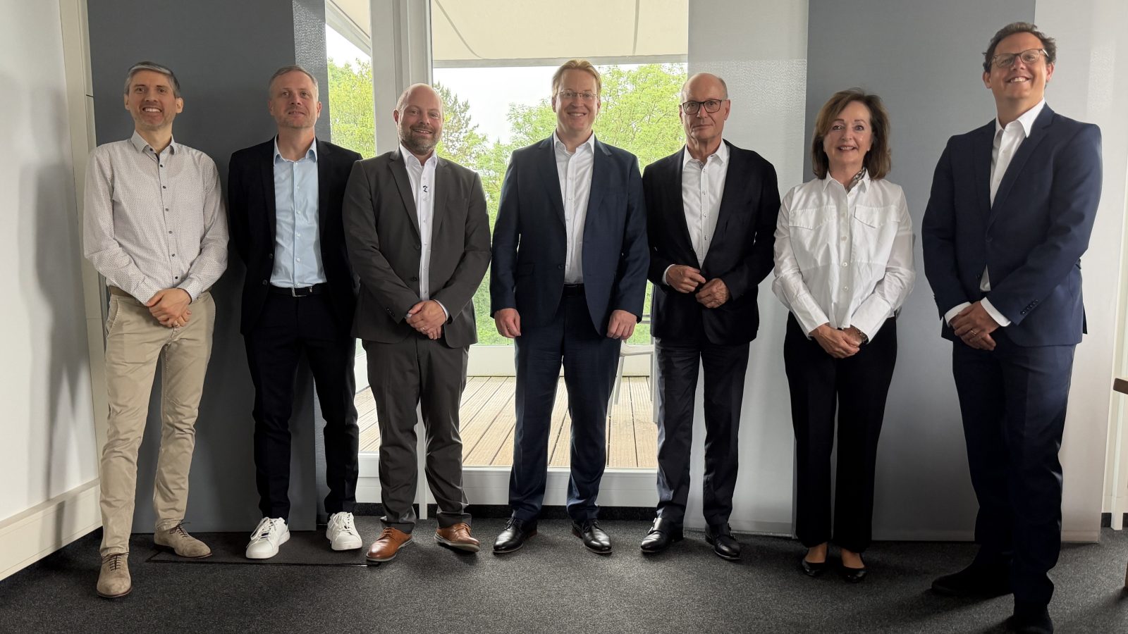 From left to right: Alexander Baron (Pfaff), Thorsten Diephaus (Bertling), Jan-Frederik Ohm (Pfaff), Hendrik Bulmahn (Managing Director Bertling Group), Peter Kienle (Managing Director Pfaff), Priska Pfaff (Owner Pfaff), Johannes Saade (Bertling)