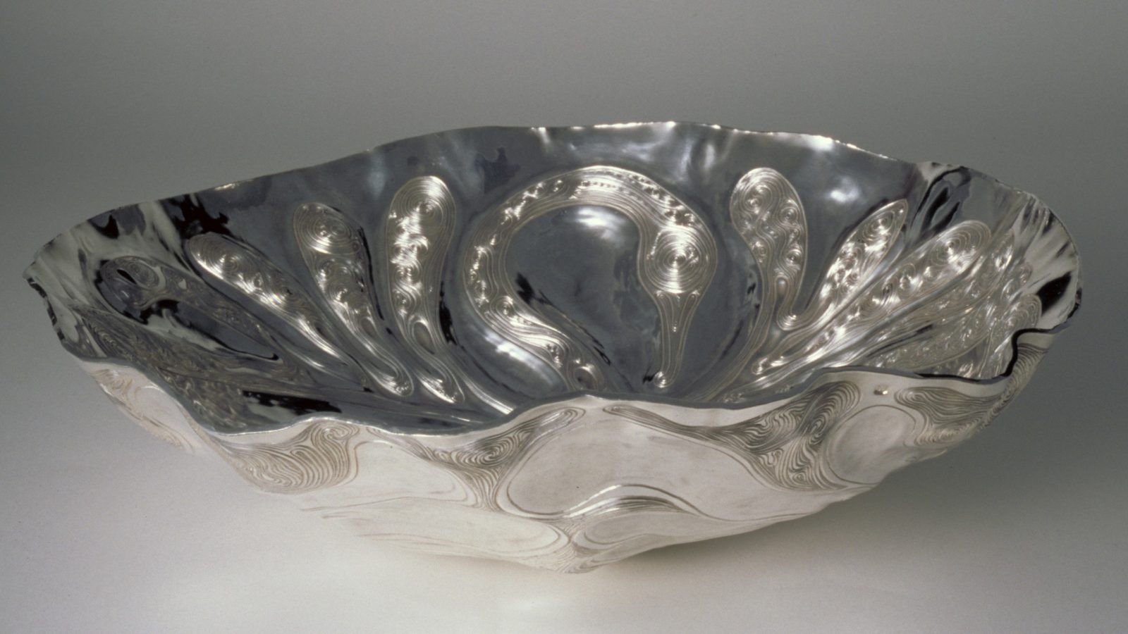 Swan Bowl No2 by Malcolm Appleby, image courtesy Aberdeen City Council (Archives, Gallery & Museums)