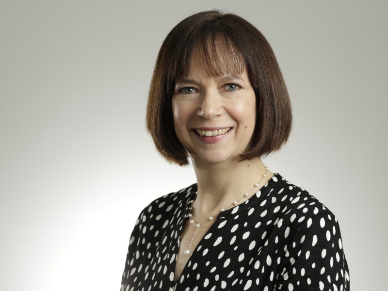 Maggie Mc Ginlay head shoulders photo 1