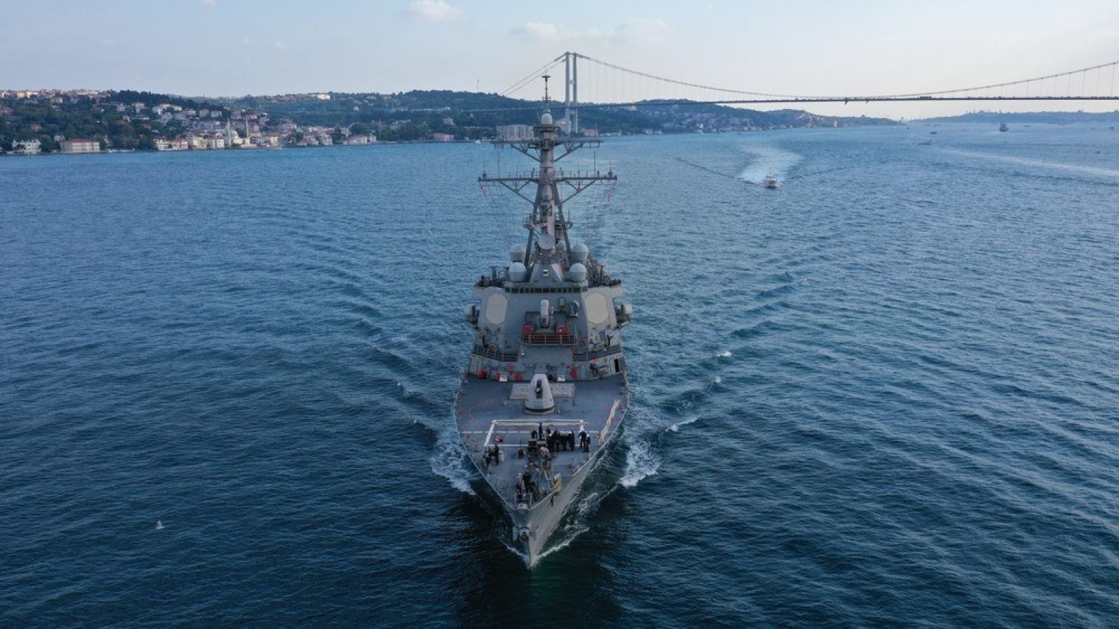 US offers navy escort for oil tankers passing through Strait of Hormuz