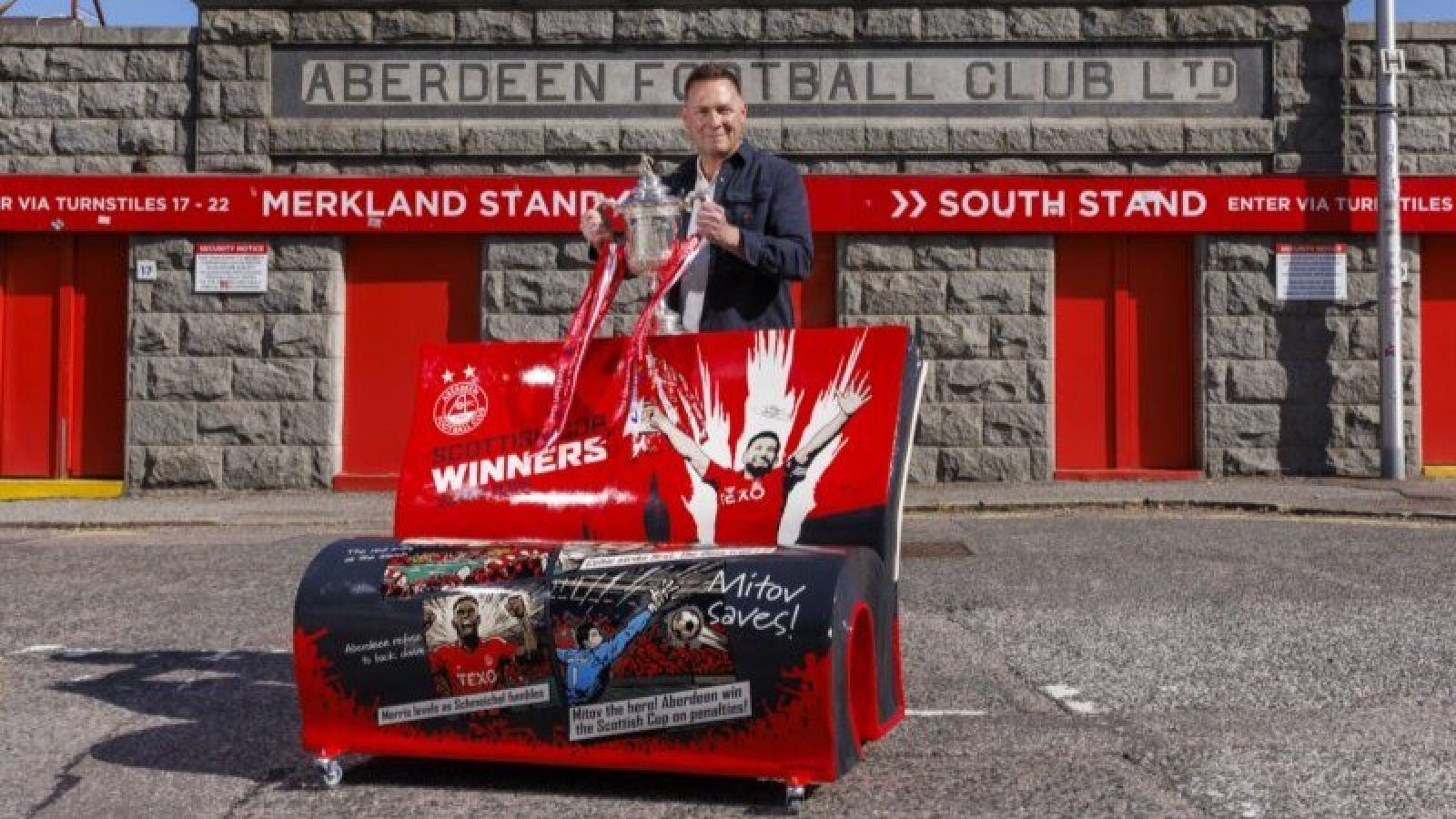 New BookBench sculpture is ‘Worth the W-Eight'